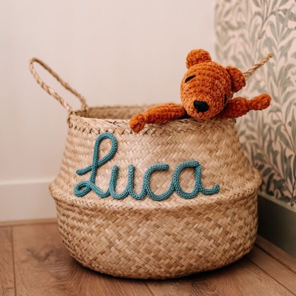 mand met naam neutrale kleur babykamer styling