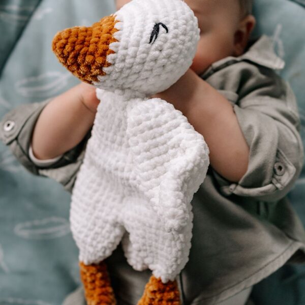 Detailfoto van zachte gans knuffel vleugels