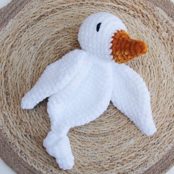 Handgemaakte Snuggle gans – witte gehaakte knuffel voor baby of kind