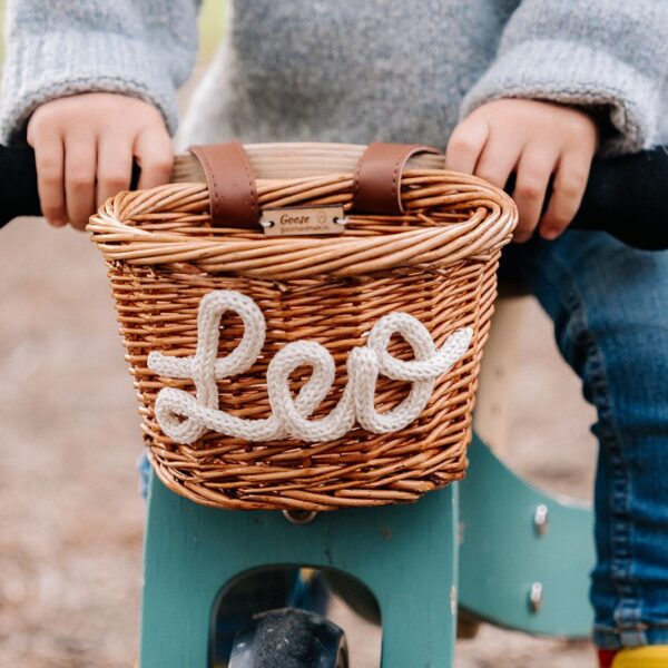 Bruin rieten fietsmandje voor op de loopfiets